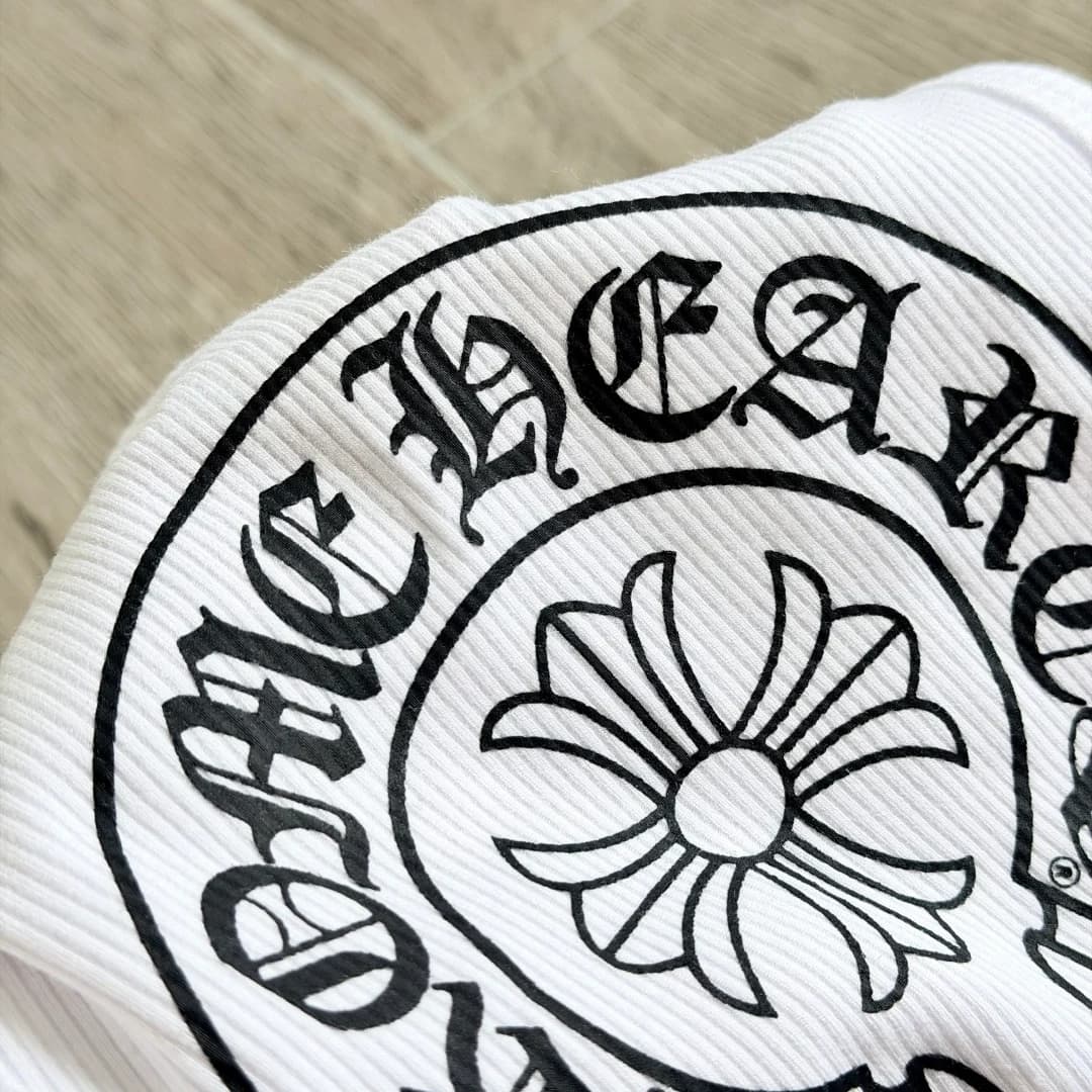 Крупный план принта с подковой Chrome Hearts