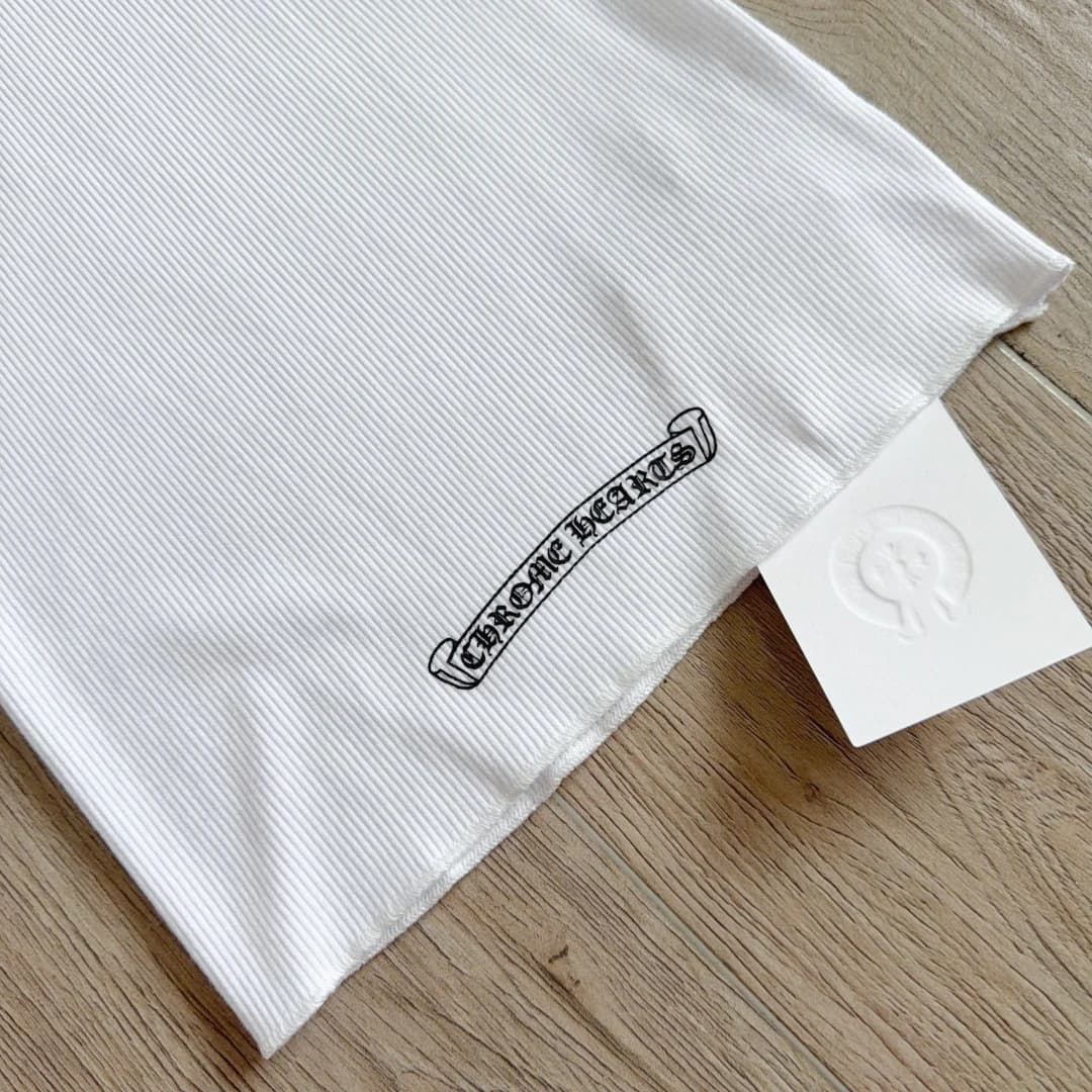 Принт с логотипом Chrome Hearts по нижнему краю белой майки