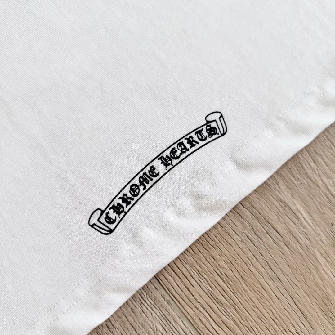 Принт со свитком на рукаве белой футболки Chrome Hearts