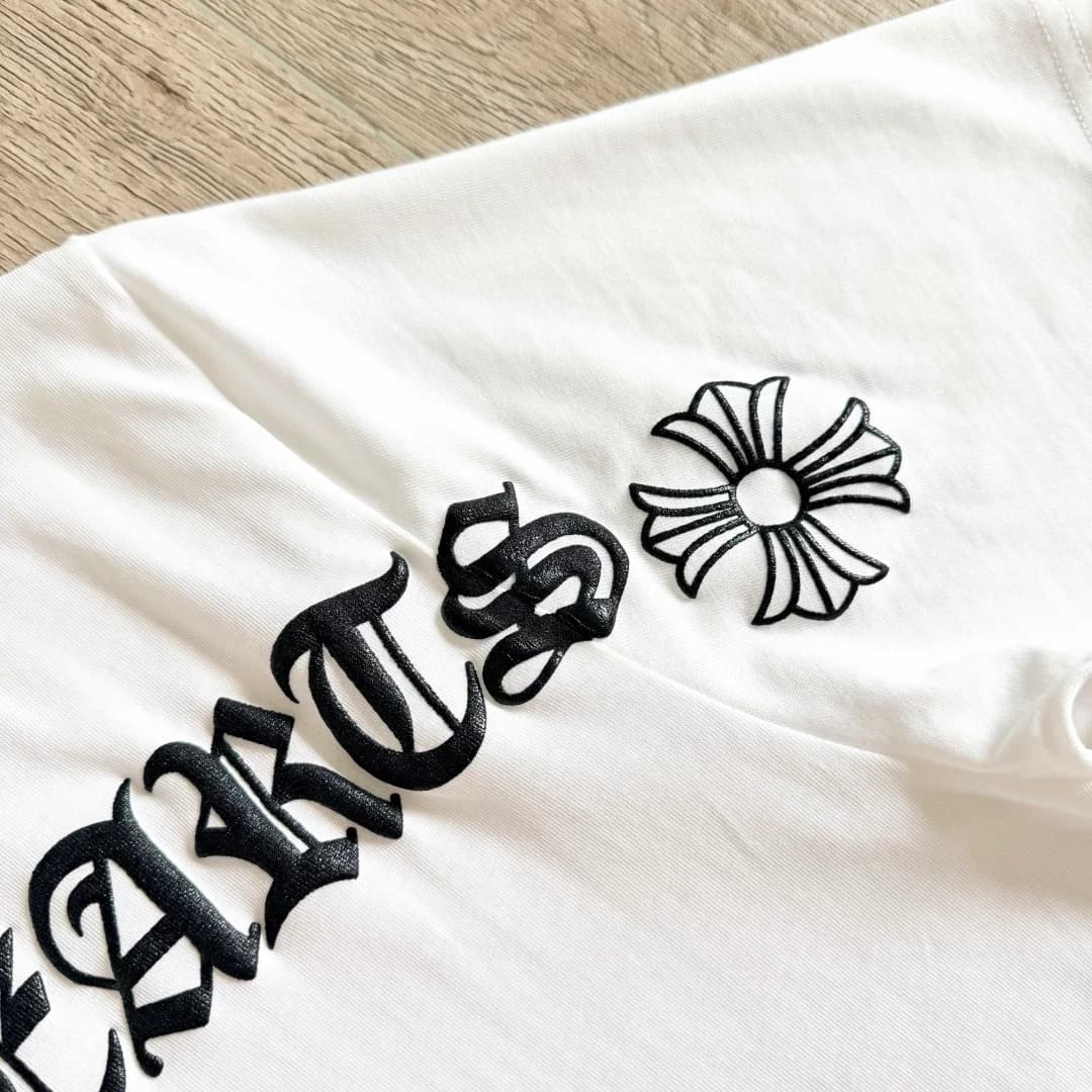 Деталь готического принта на белой футболке Chrome Hearts