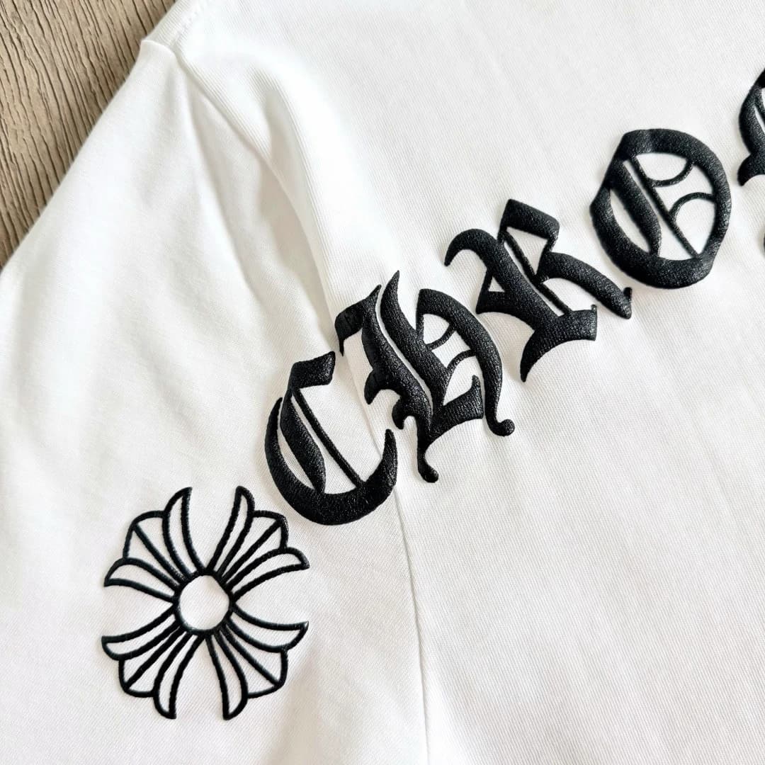 Крупный план принта на белой футболке Chrome Hearts