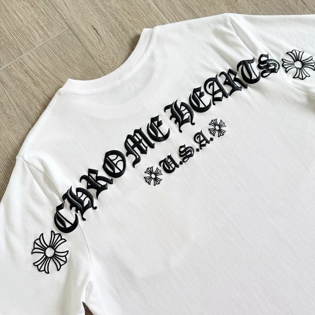 Вид со спины белой футболки Chrome Hearts