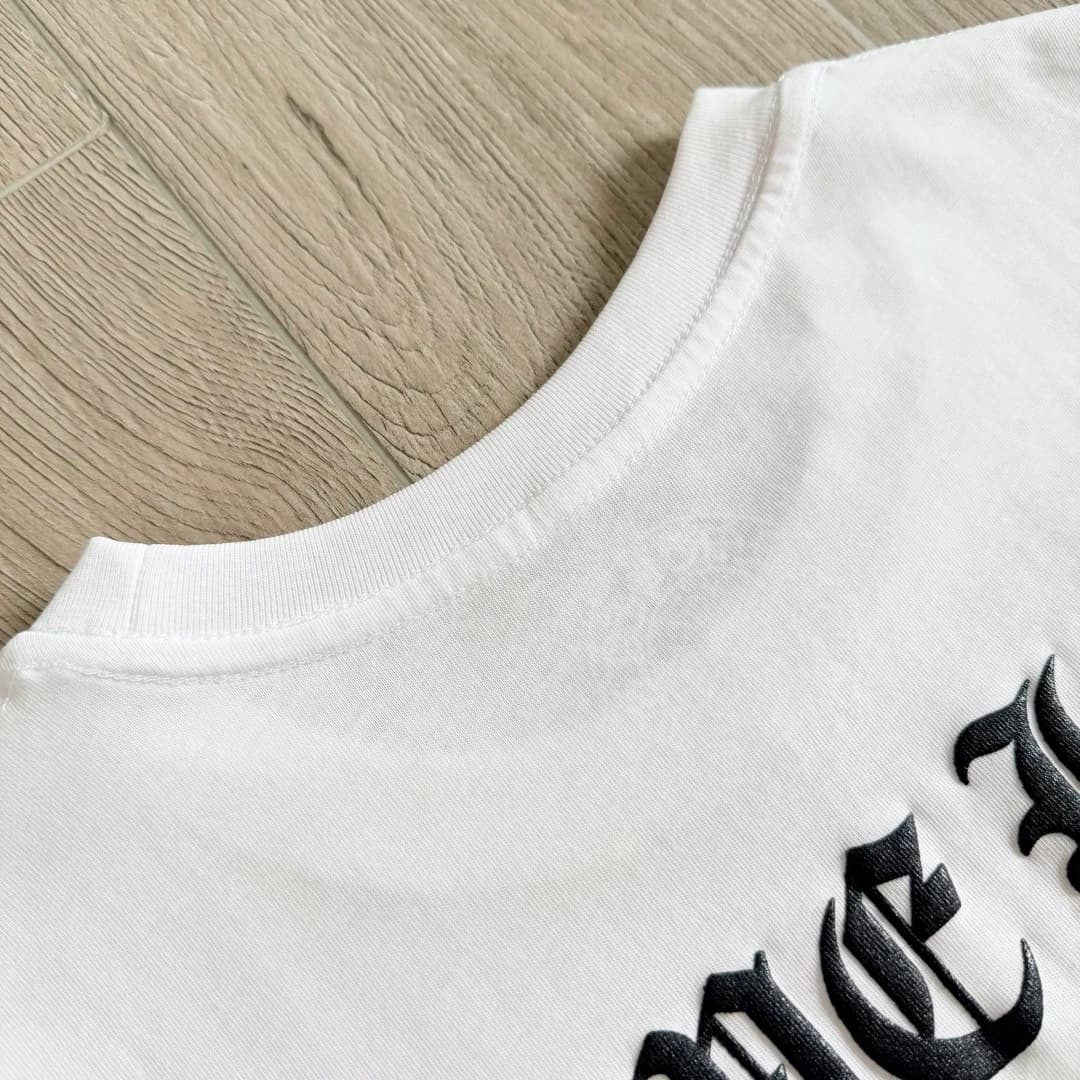 Деталь горловины и принта белой футболки Chrome Hearts