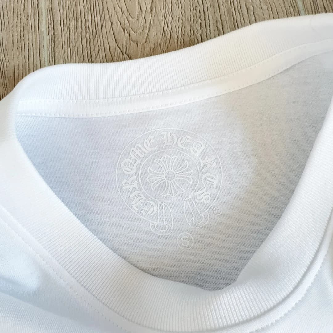 Внутренний принт на воротнике белой футболки Chrome Hearts