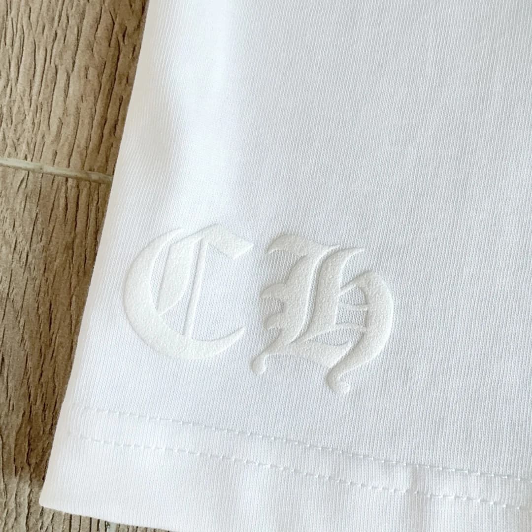 Вышивка логотипа CH на белой футболке Chrome Hearts
