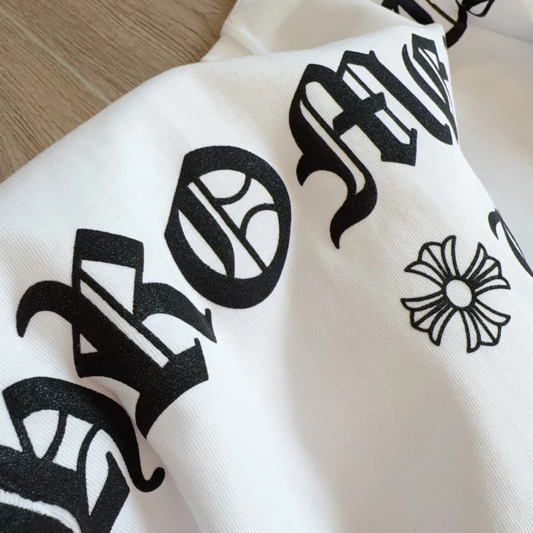 Деталь принта на спине белой футболки Chrome Hearts