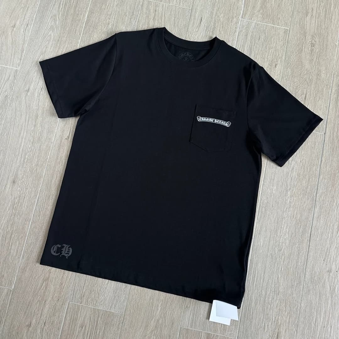 Черная футболка Chrome Hearts под углом