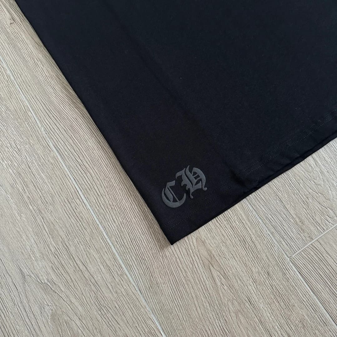 Вышивка логотипа CH на черной футболке Chrome Hearts