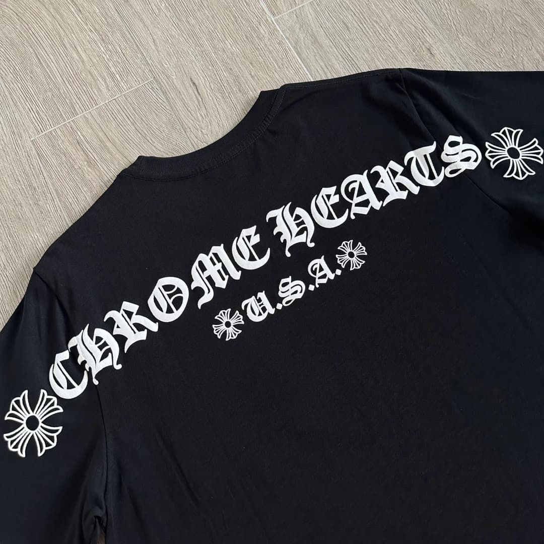 Вид со спины черной футболки Chrome Hearts