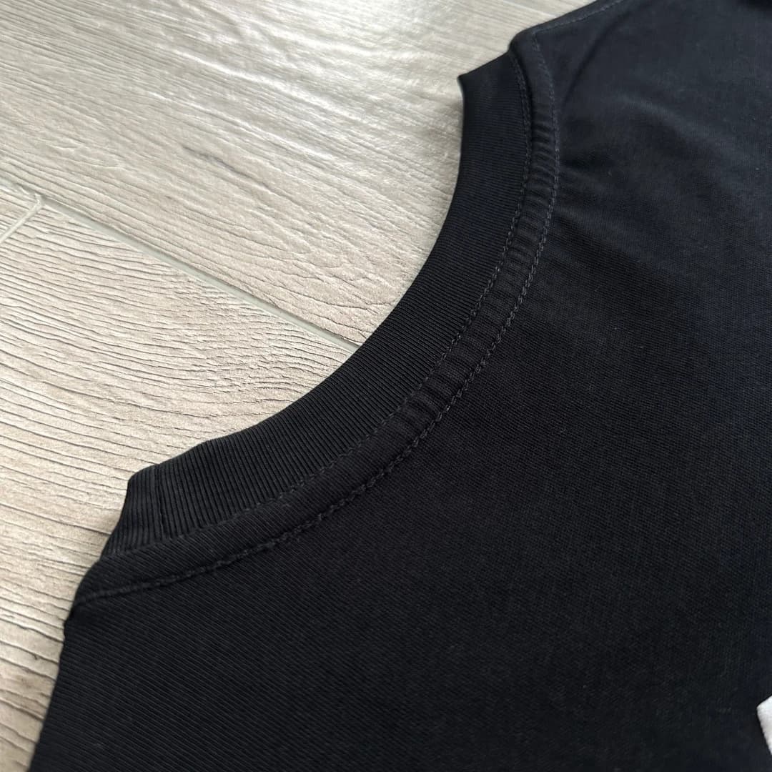 Деталь горловины черной футболки Chrome Hearts