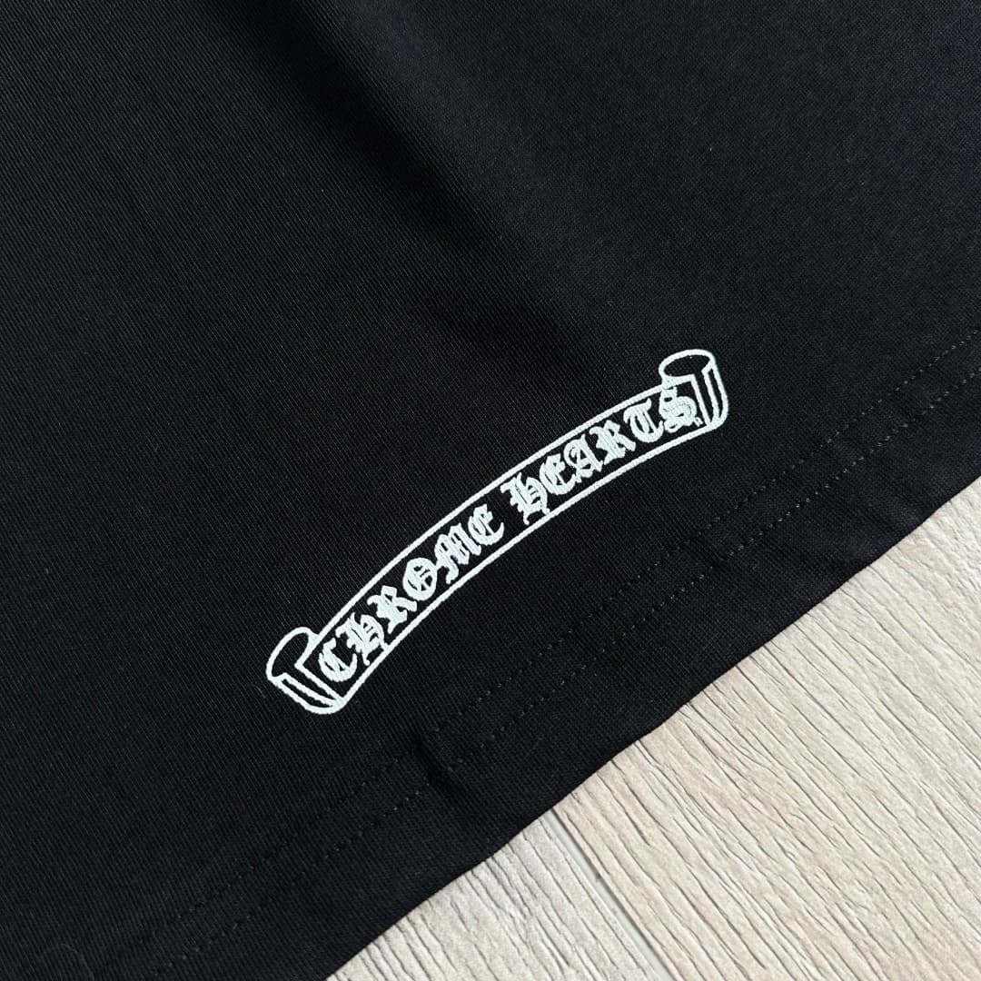 Принт на рукаве черной футболки Chrome Hearts
