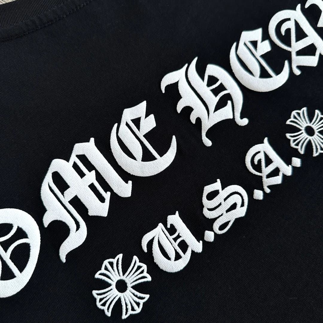 Деталь принта на спине черной футболки Chrome Hearts
