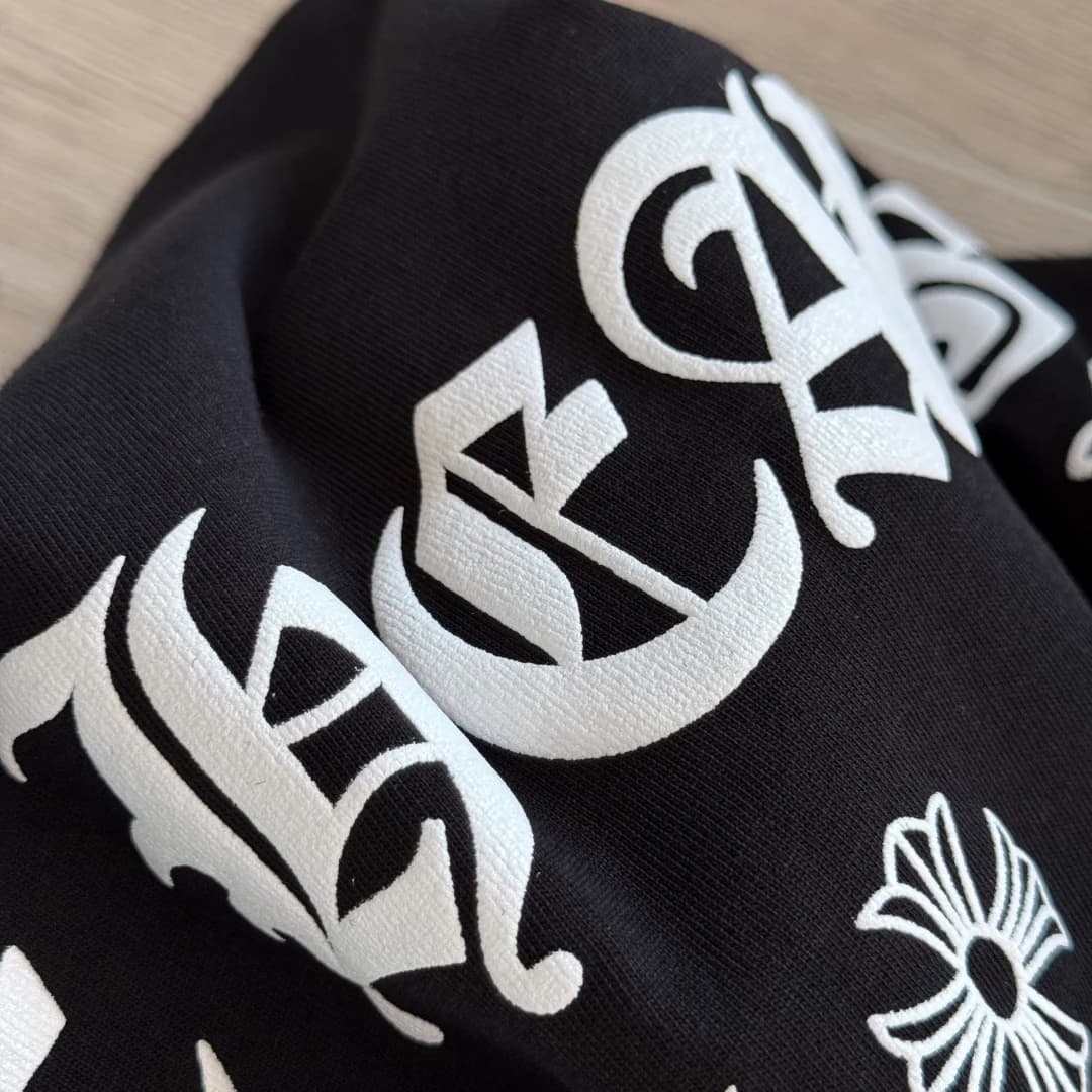 Крупный план готического принта на черной футболке Chrome Hearts