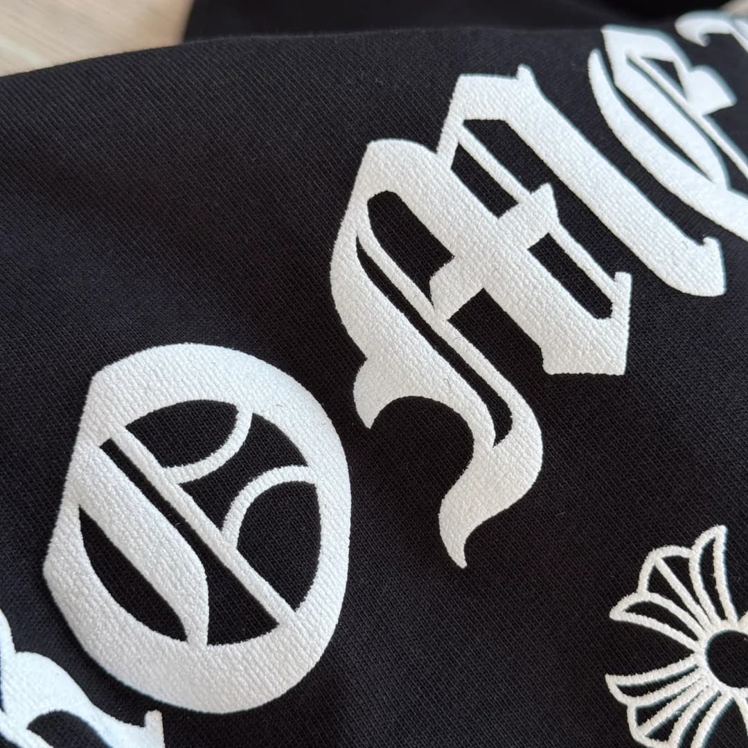 Принт с крестом на черной футболке Chrome Hearts