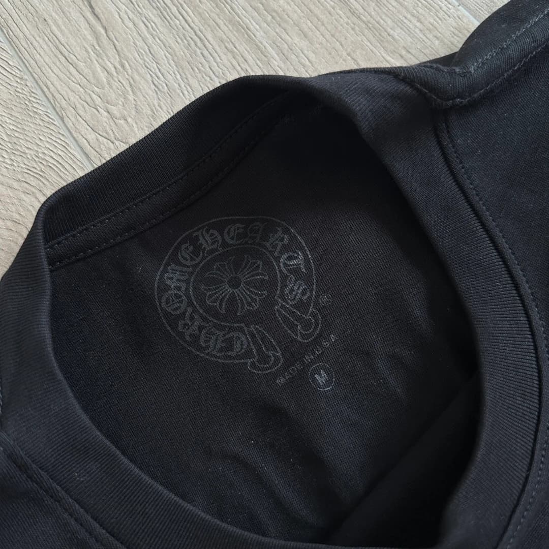 Внутренний принт на воротнике черной футболки Chrome Hearts