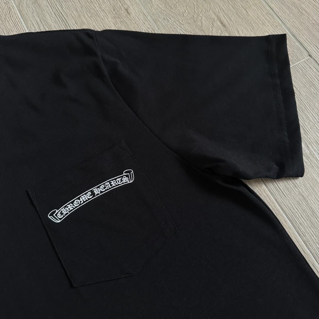 Накладной карман на черной футболке Chrome Hearts