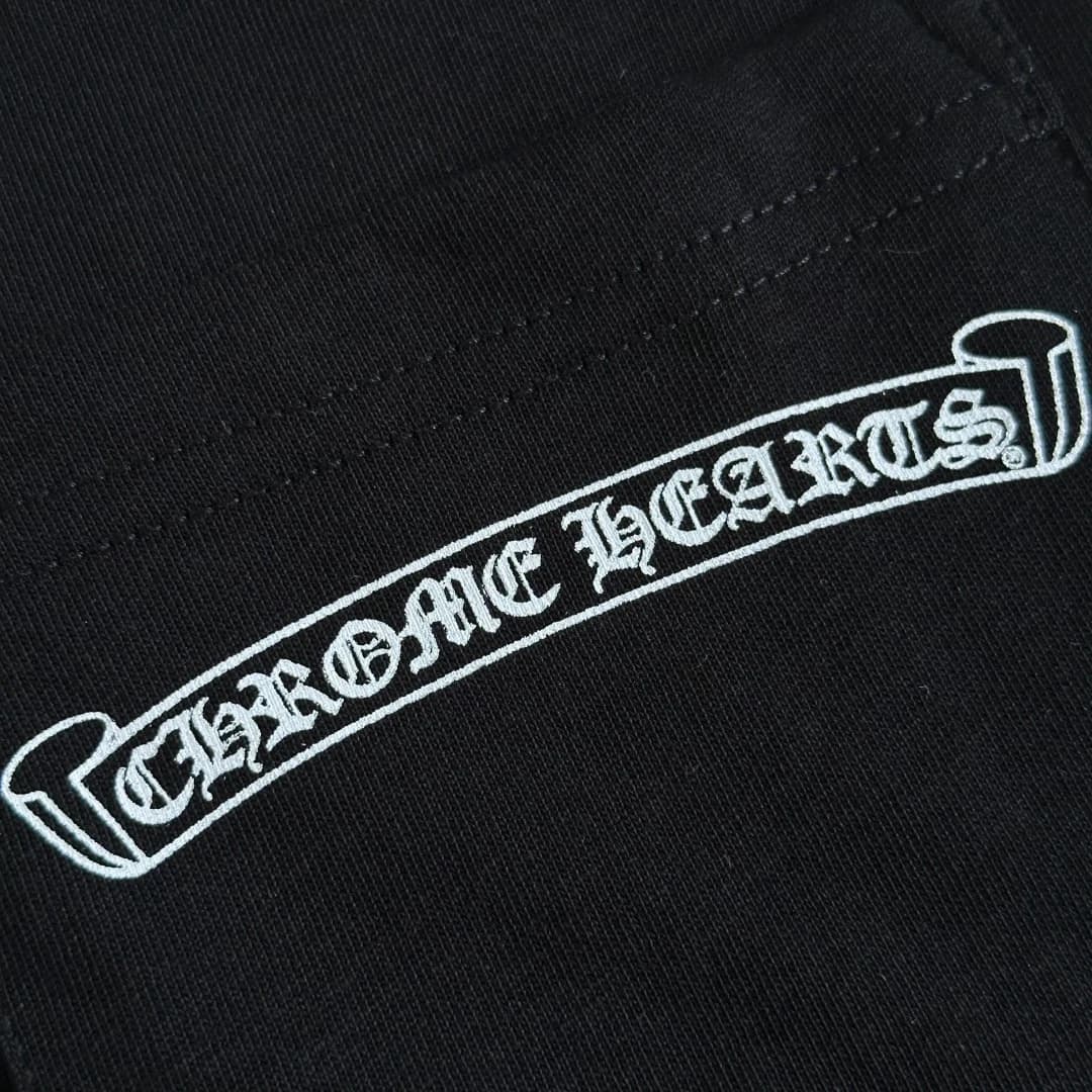 Принт со свитком на рукаве черной футболки Chrome Hearts