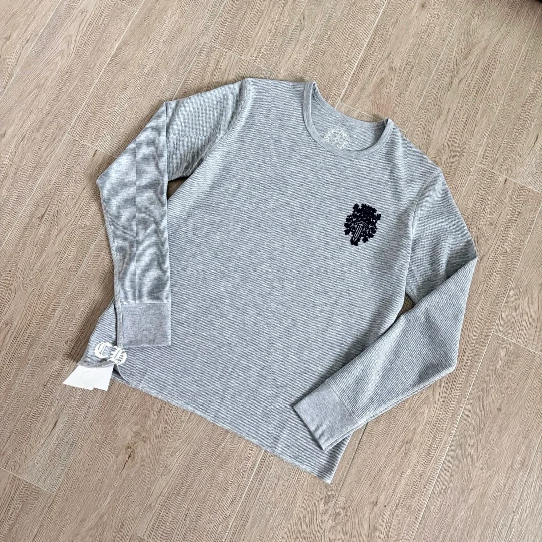 Серый лонгслив Chrome Hearts из вафельного трикотажа, вид спереди под углом