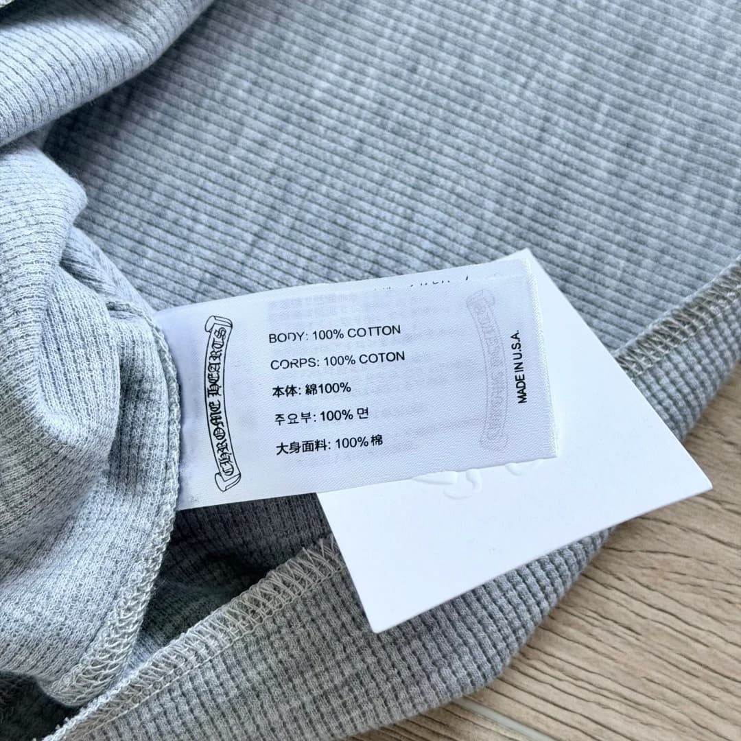 Ярлык с составом 100% хлопок на сером лонгсливе Chrome Hearts