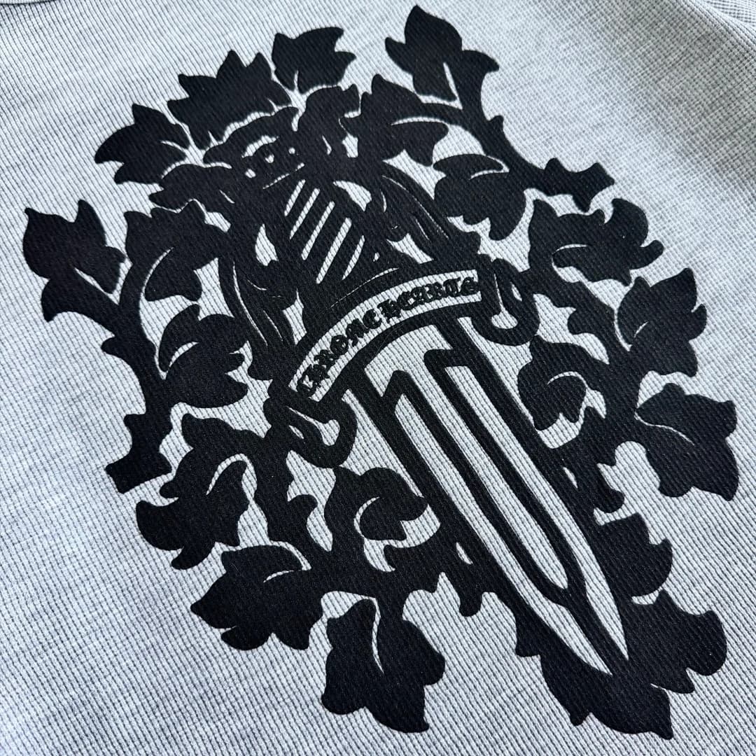 Крупный план черного готического принта на спине лонгслива Chrome Hearts