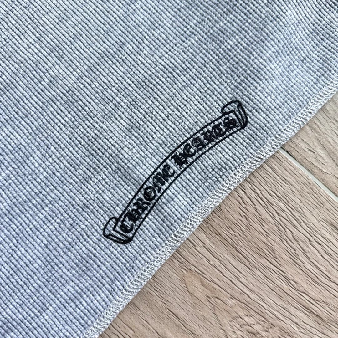 Вышивка с названием бренда Chrome Hearts на нижнем крае сзади