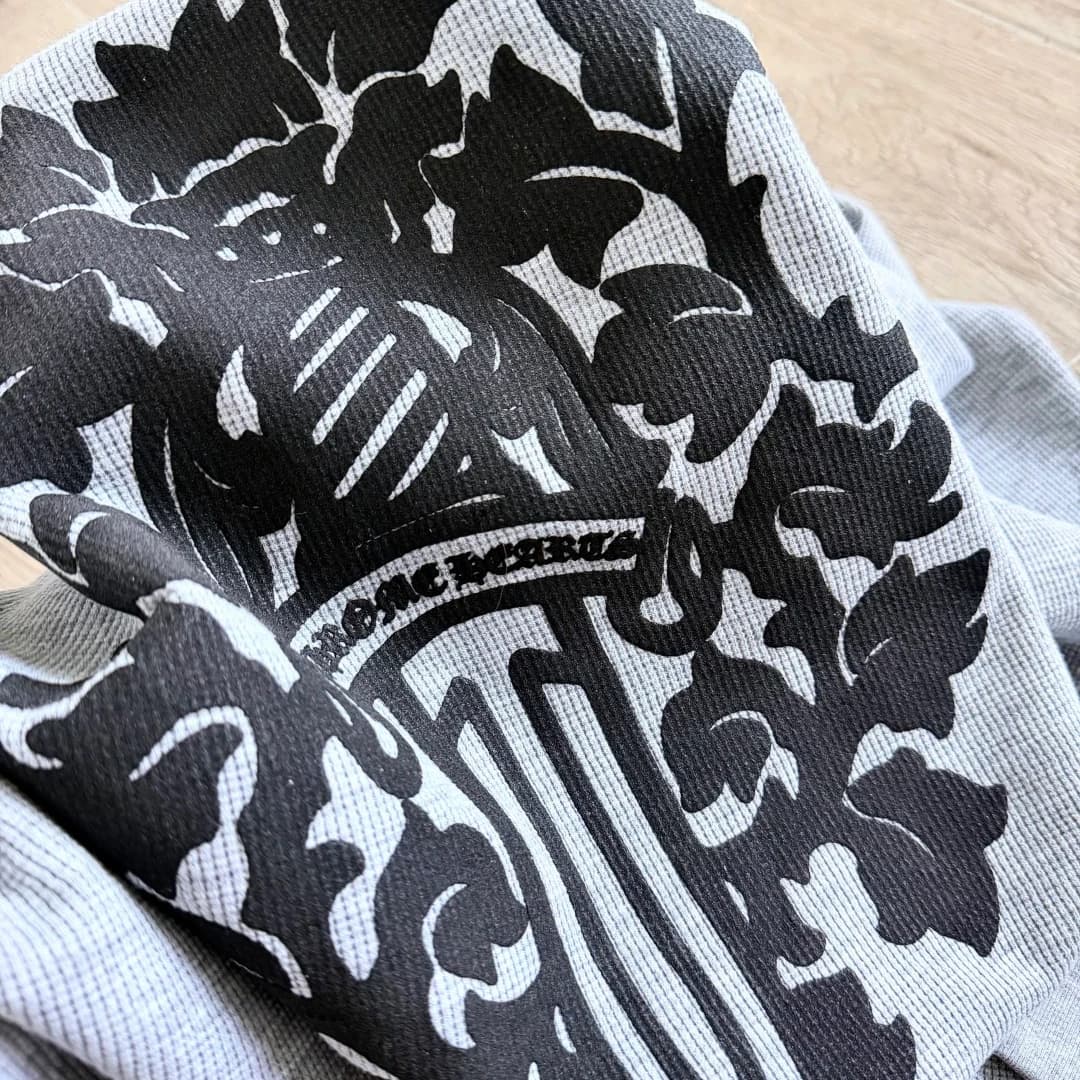 Текстура вафельной ткани и принт лонгслива Chrome Hearts