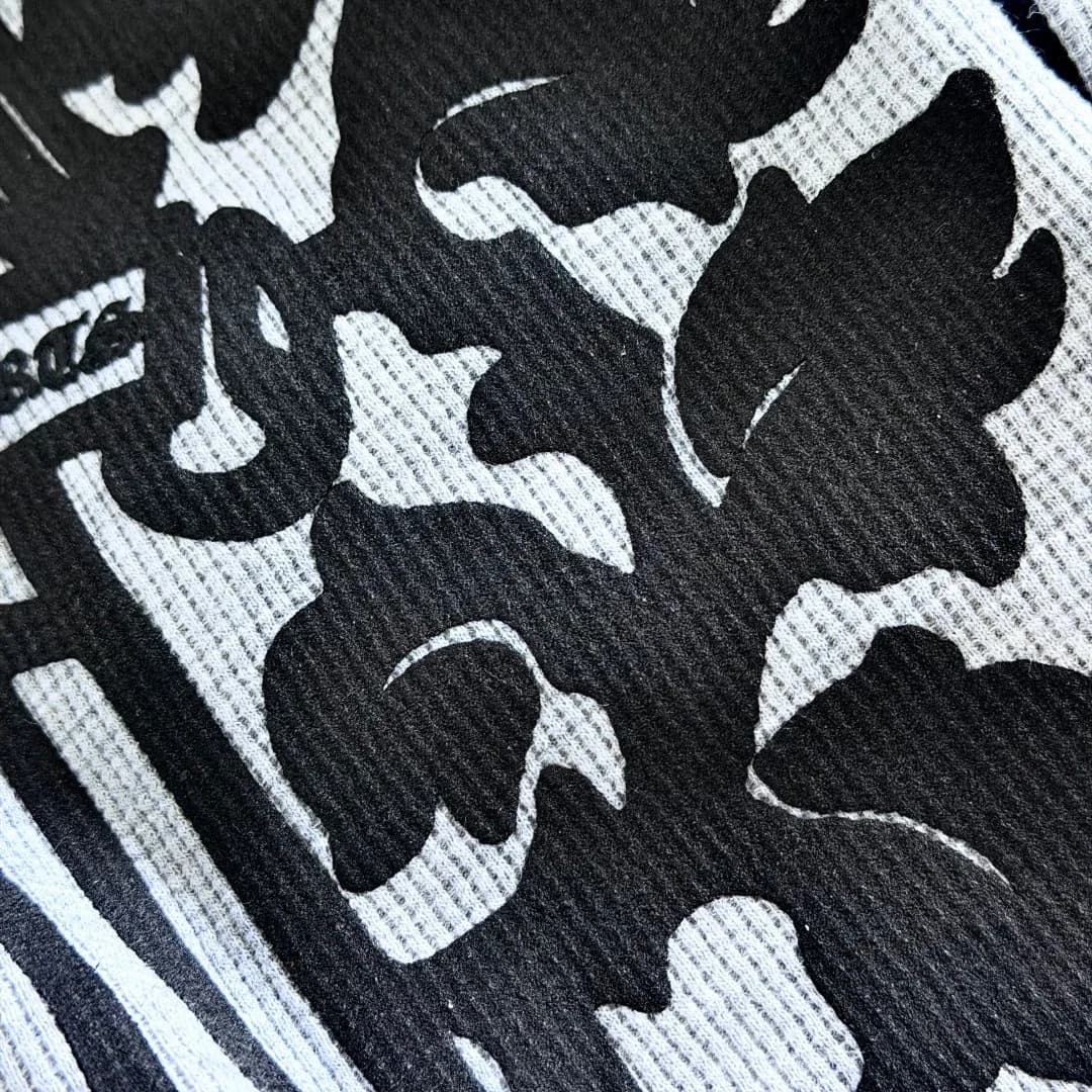Крупный план готического орнамента принта Chrome Hearts