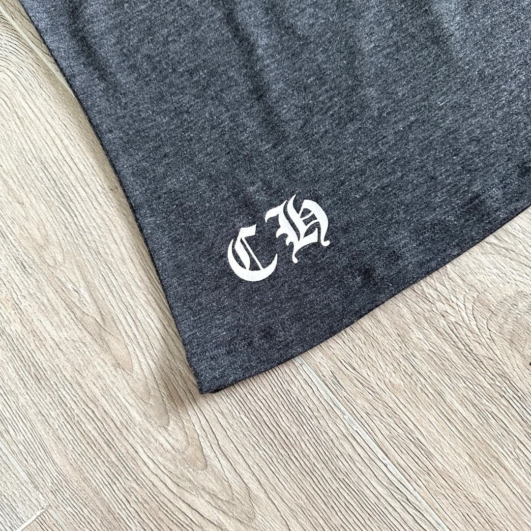 Белая монограмма CH внизу футболки Chrome Hearts