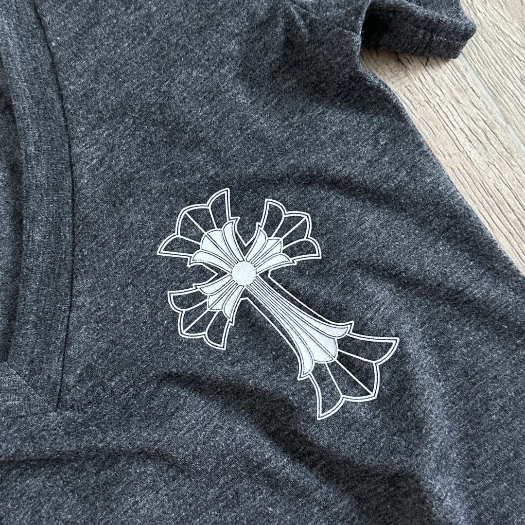 Небольшой принт в виде креста на груди футболки Chrome Hearts