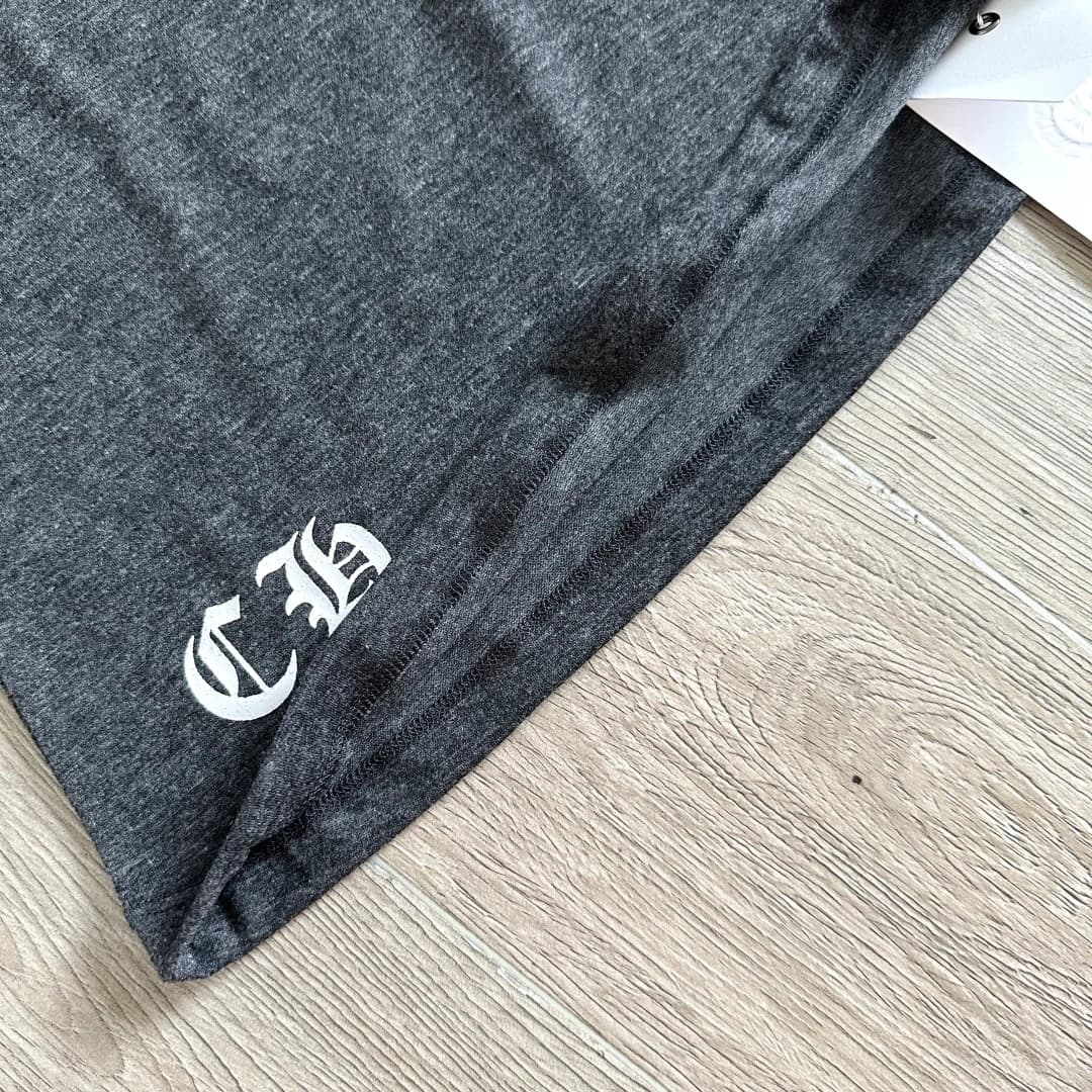 Деталь нижнего края футболки Chrome Hearts с монограммой CH