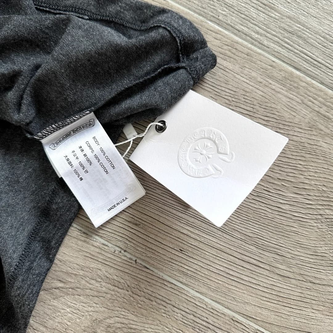 Внутренняя бирка с составом ткани футболки Chrome Hearts