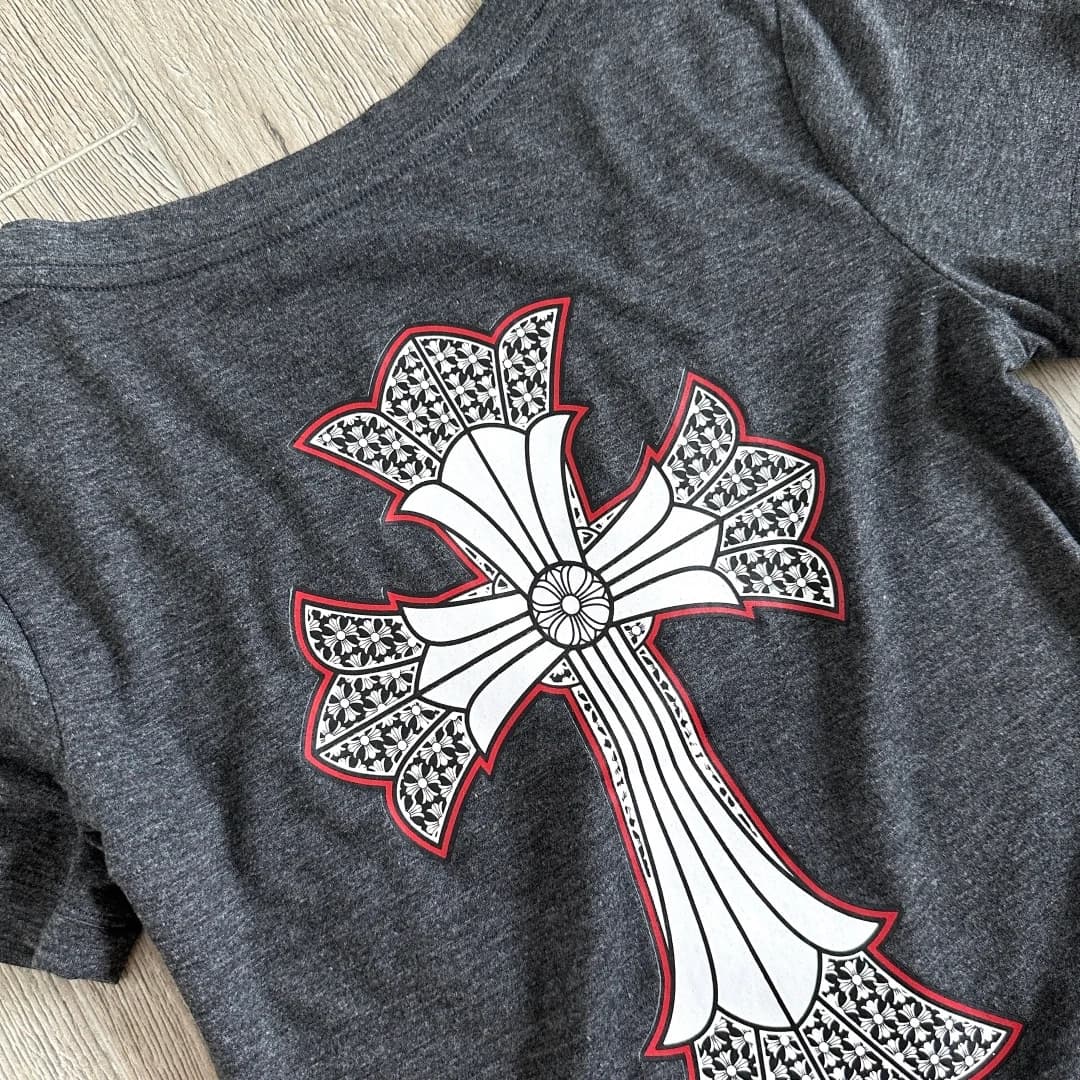 Принт с готическим крестом на спине серой футболки Chrome Hearts