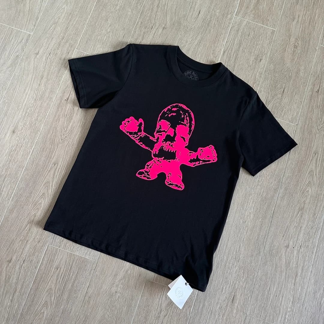 Черная футболка Chrome Hearts с розовым принтом Foti под углом