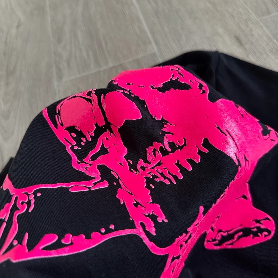 Деталь принта с персонажем Foti на черной футболке Chrome Hearts