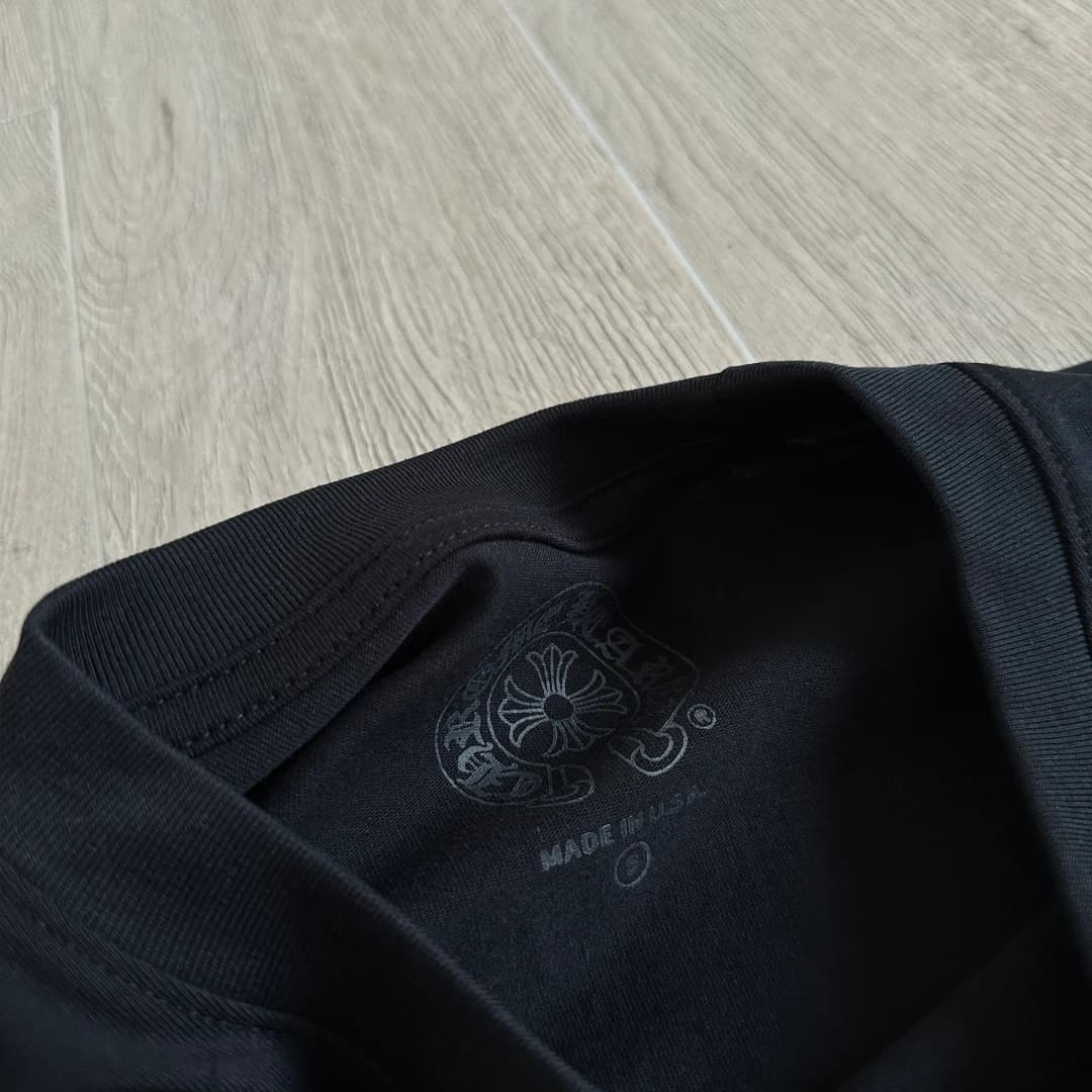 Внутренний брендинг на горловине черной футболки Chrome Hearts
