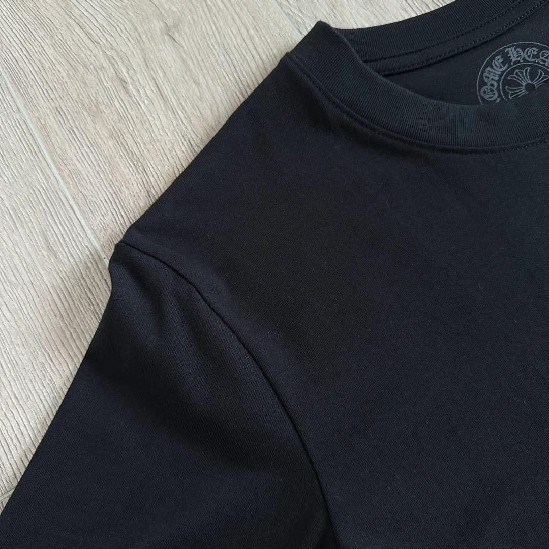Воротник черной футболки Chrome Hearts крупным планом