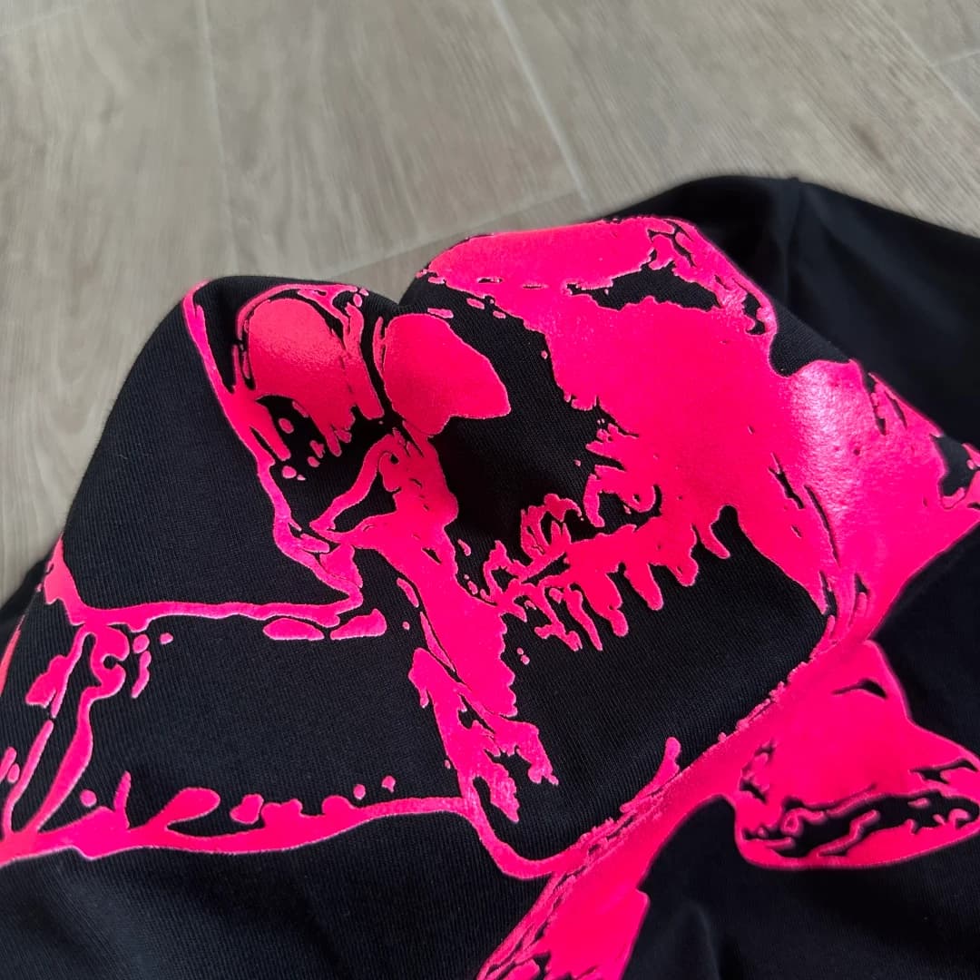 Фрагмент принта Foti на черной футболке Chrome Hearts
