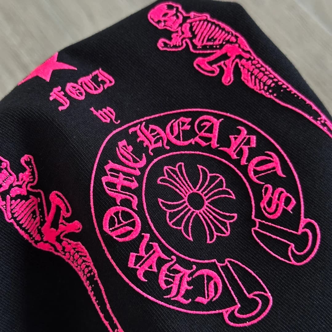 Деталь принта с логотипом Chrome Hearts на черной футболке Chrome Hearts