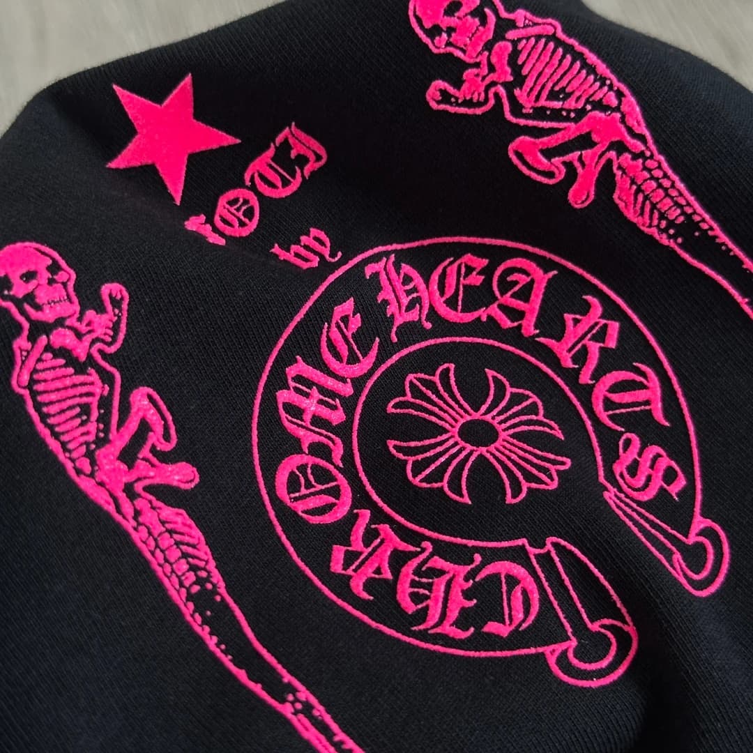 Розовый принт с логотипом бренда на черной футболке Chrome Hearts