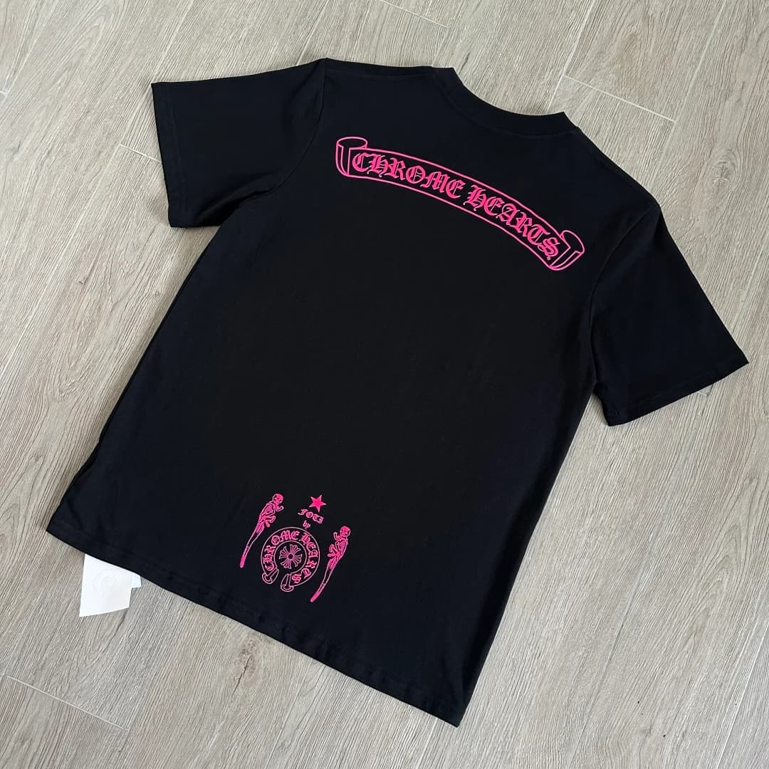 Черная футболка Chrome Hearts с розовым принтом Foti сзади под углом