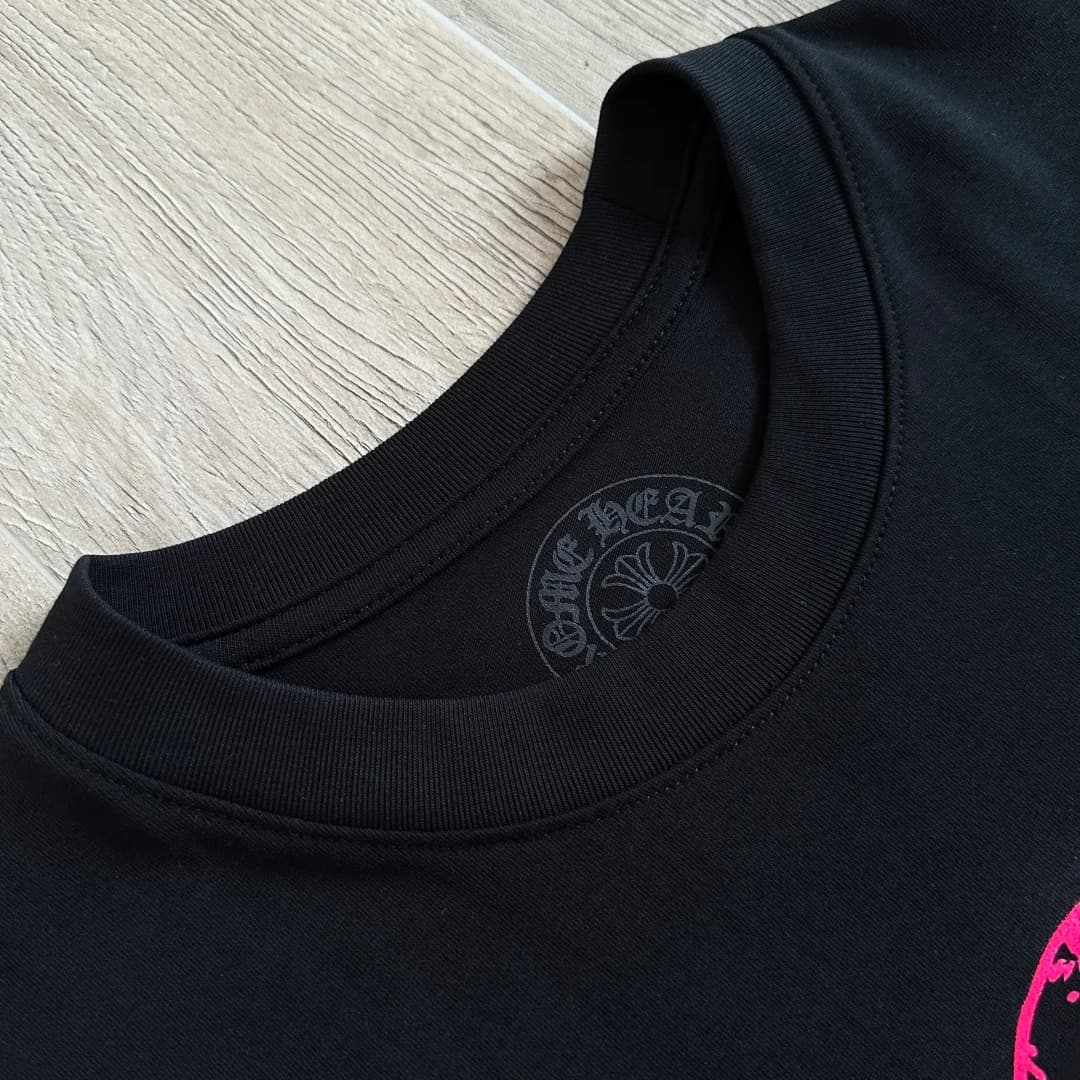Круглый вырез горловины черной футболки Chrome Hearts