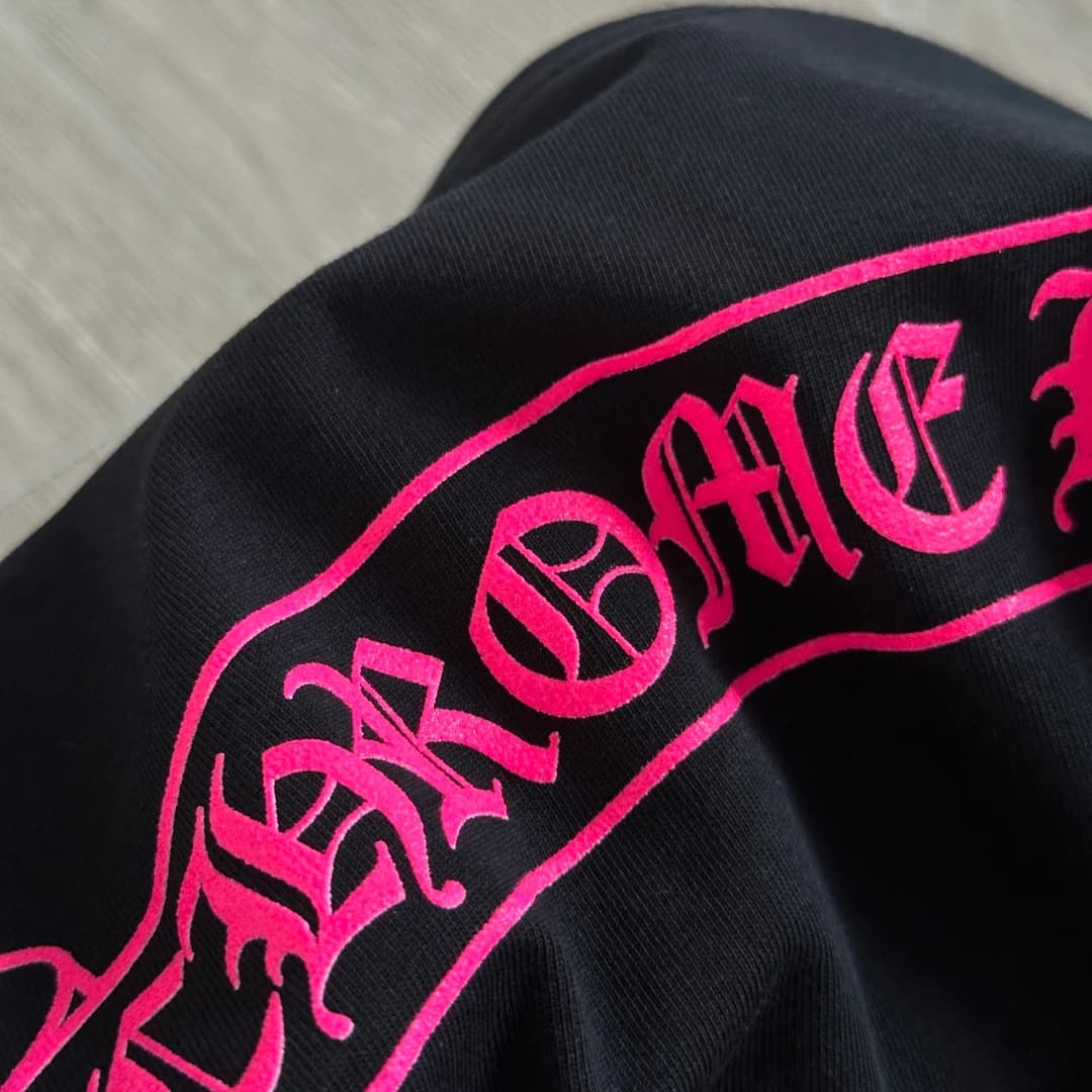 Деталь розового принта с логотипом Chrome Hearts