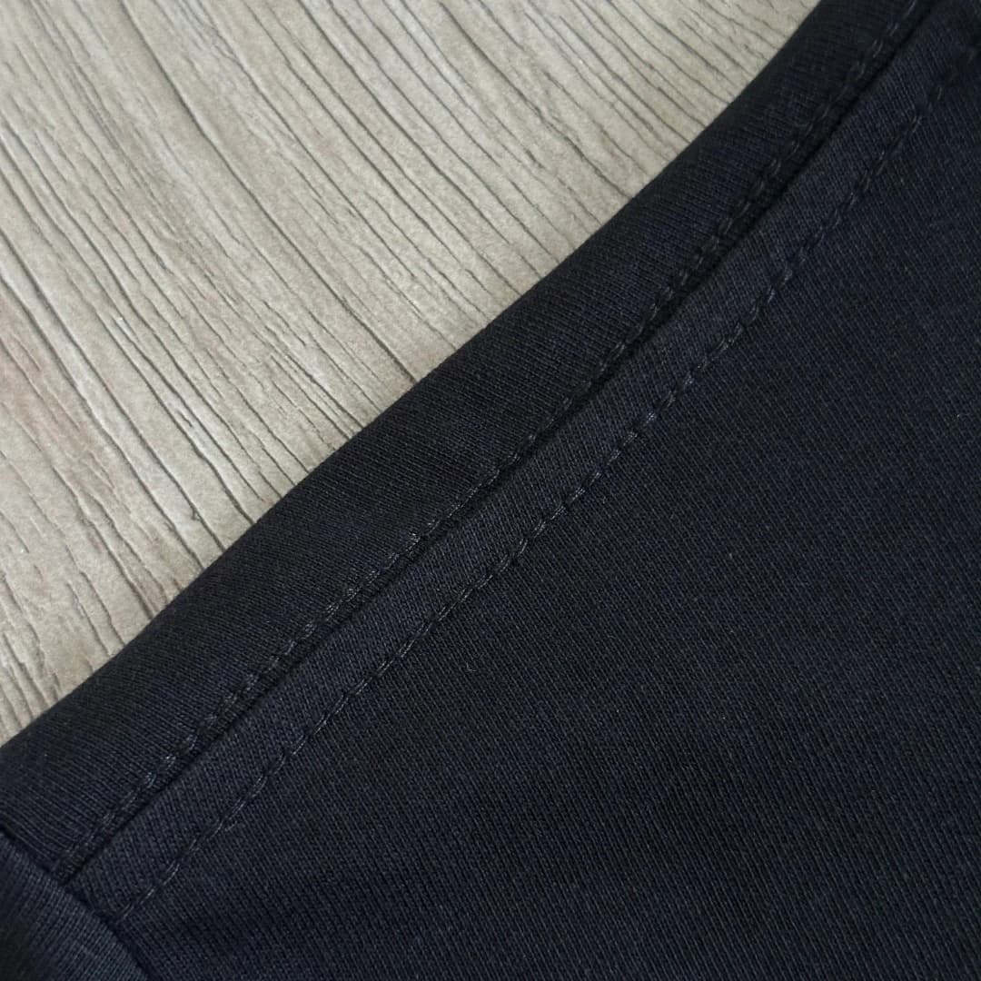 Нижний шов черной футболки Chrome Hearts