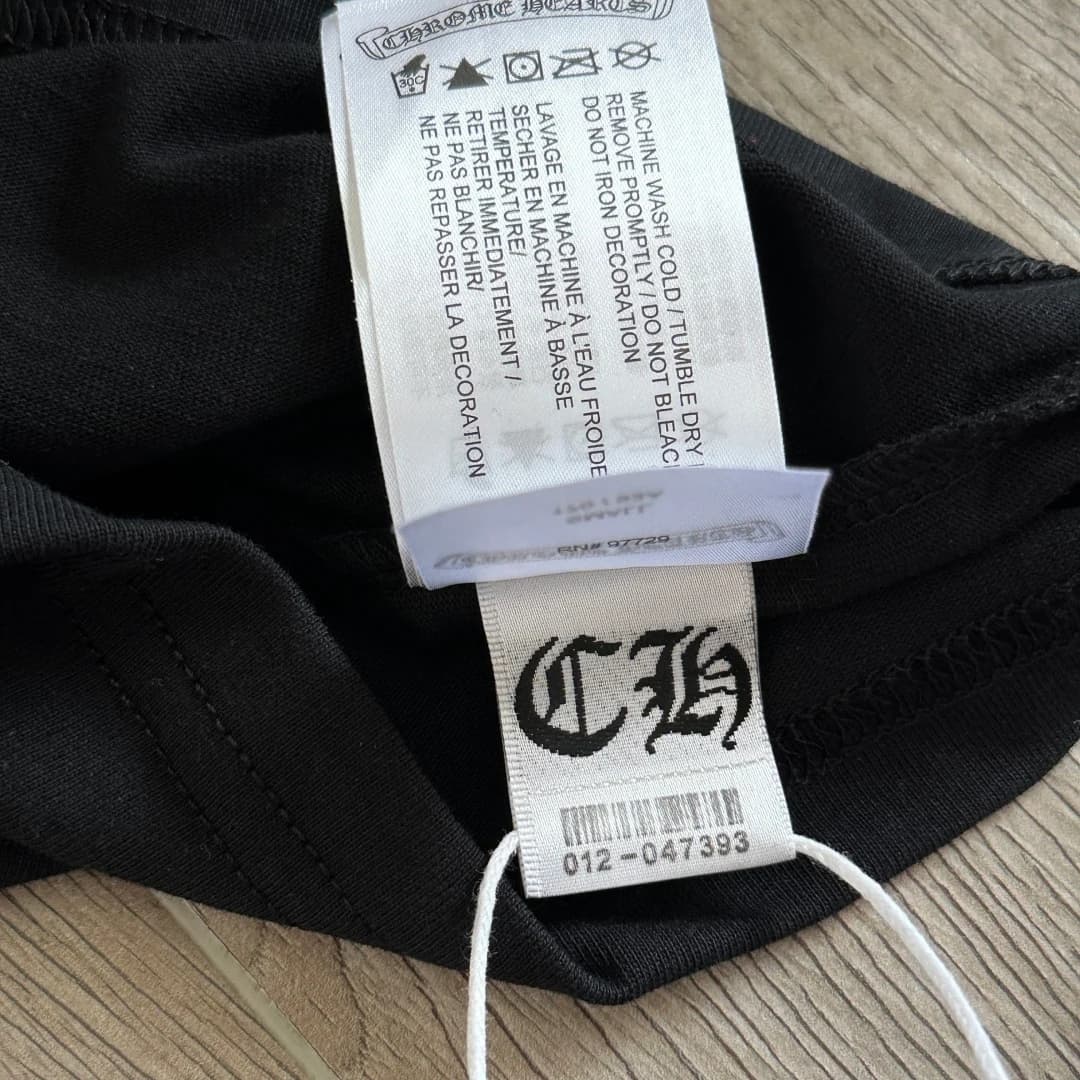 Внутренний ярлык черной футболки Chrome Hearts