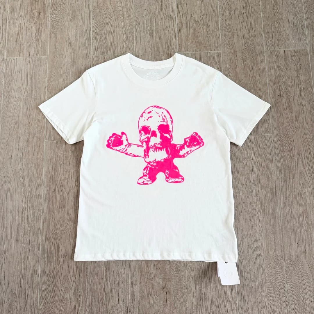 Белая футболка Chrome Hearts с розовым принтом Foti спереди
