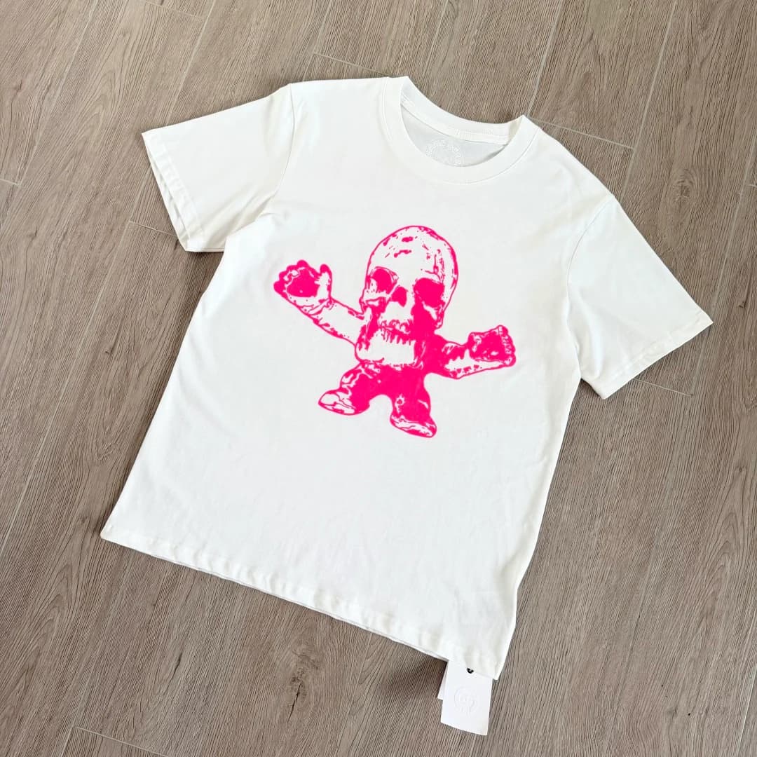Белая футболка Chrome Hearts с розовым принтом Foti под углом