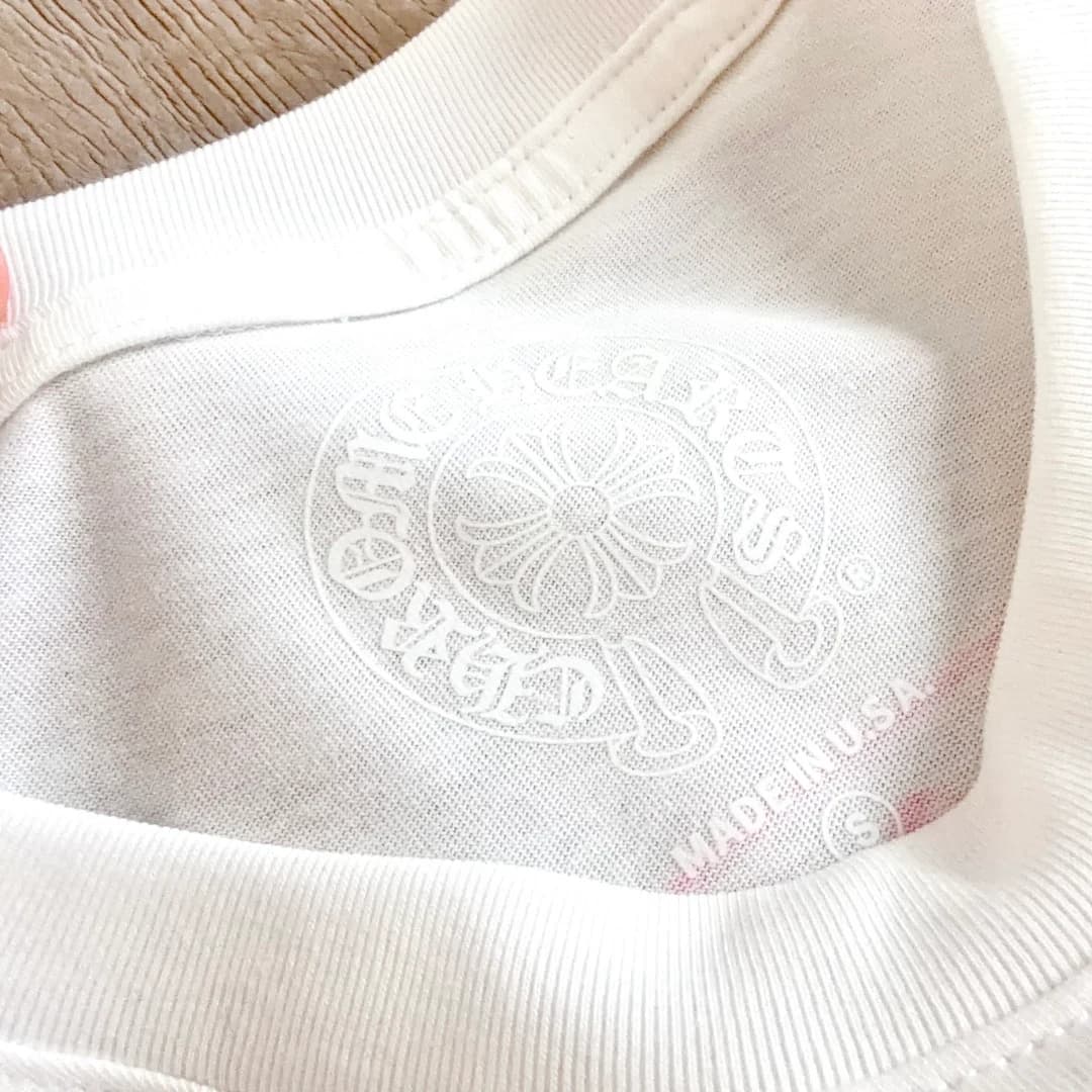 Внутренний брендинг на горловине белой футболки Chrome Hearts