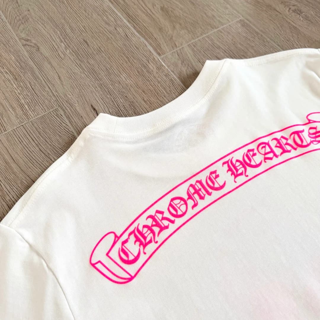 Деталь воротника сзади белой футболки Chrome Hearts