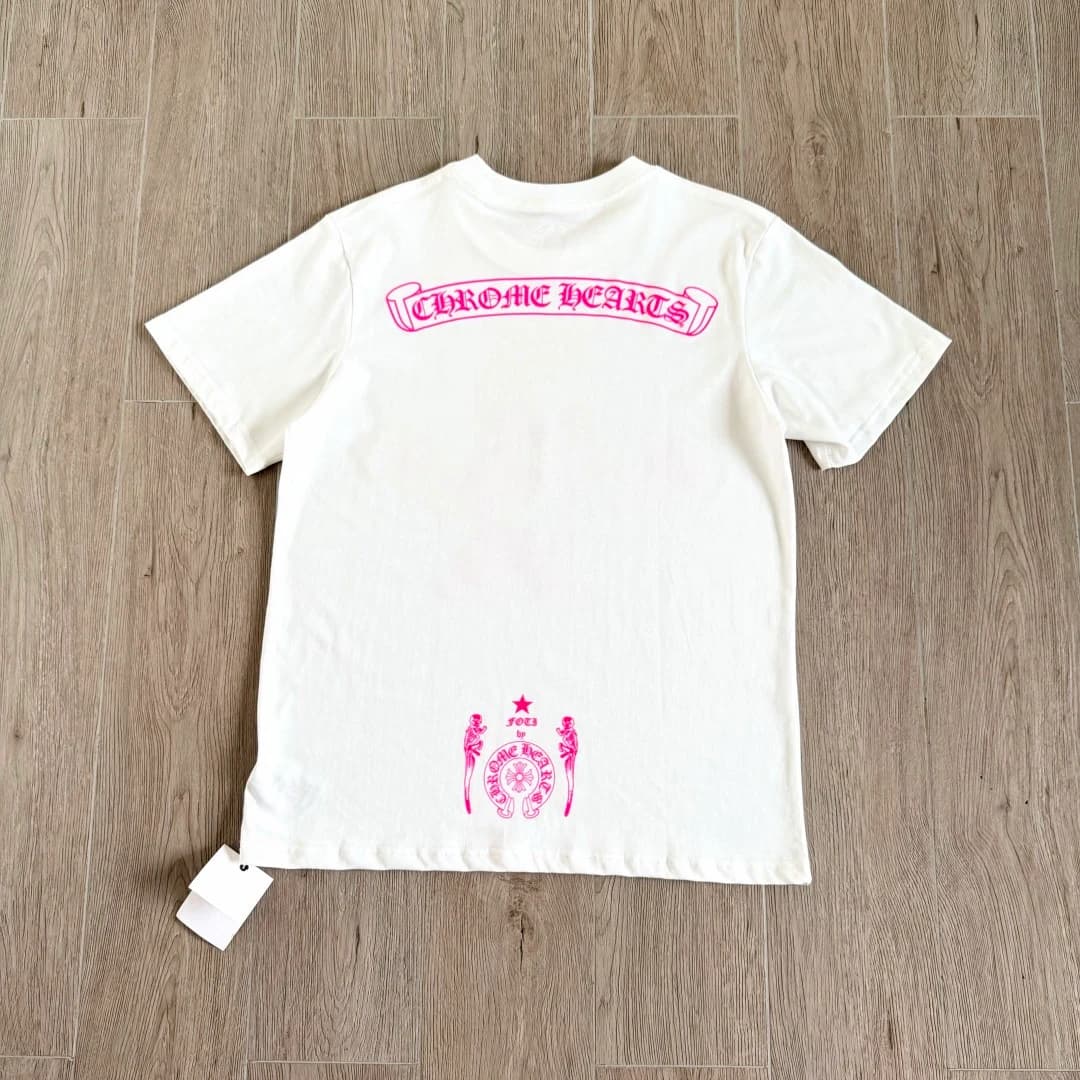 Белая футболка Chrome Hearts с розовым принтом Foti сзади
