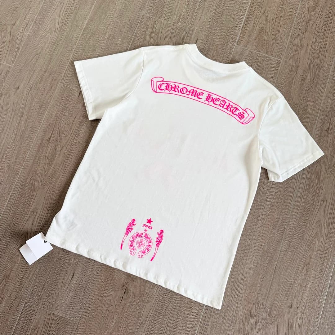 Белая футболка Chrome Hearts с розовым принтом Foti сзади под углом